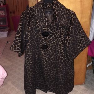 Absolutely gorgeous sleeveless coat.